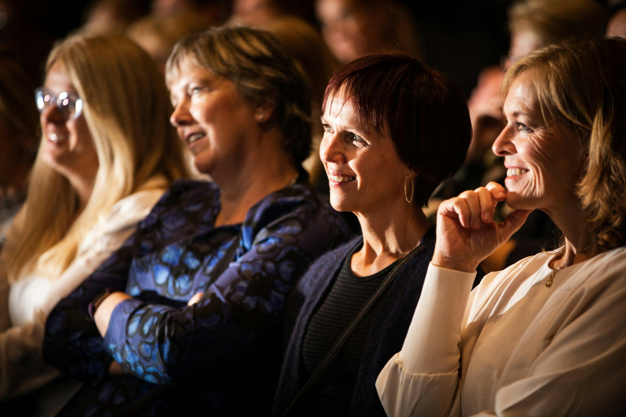 Koser seg med show: